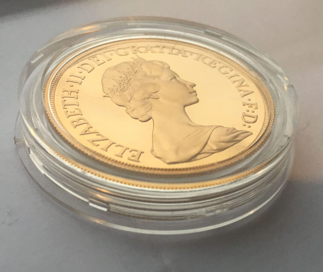 ヤングエリザベス5ポンド金貨斜め