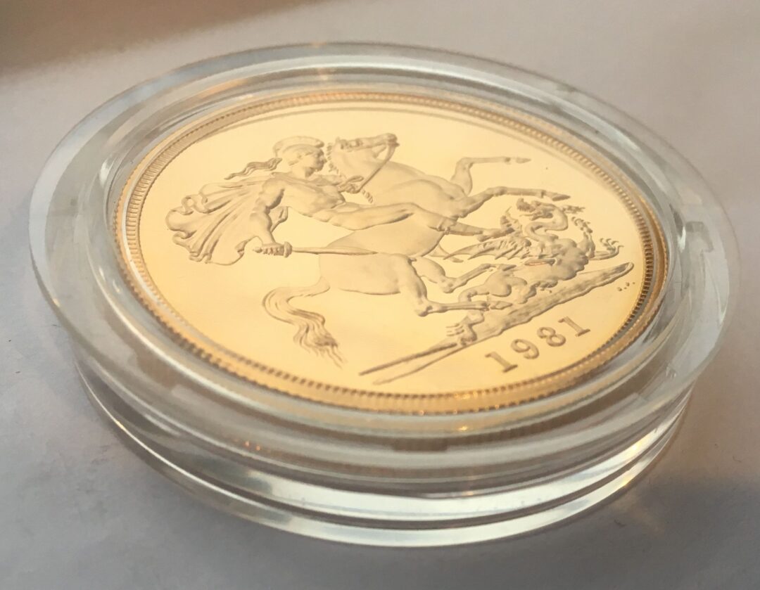 1981年ヤングエリザベス5ポンド金貨裏面斜め